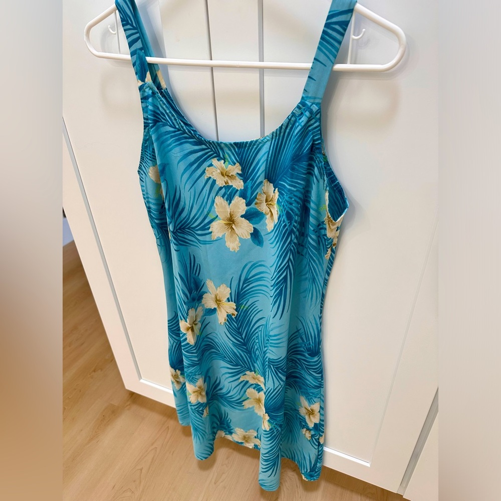 Barefoot Attitude Hawaiian dress, size small. Light blue, yellow and white.